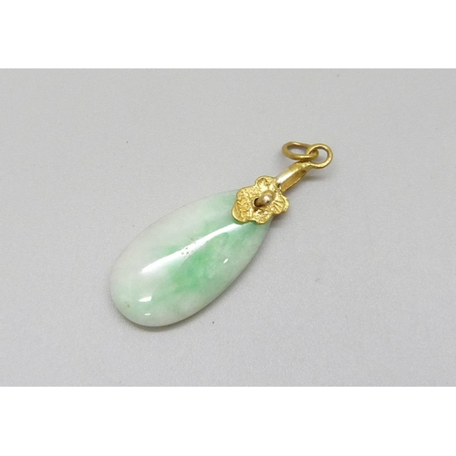 7111 - A jade/jadeite pendant, 3.6cm including bail