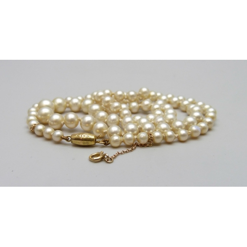 7112 - A Ciro faux pearl necklace with a 9ct gold clasp, 42.5cm