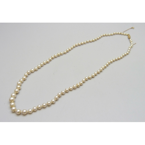 7112 - A Ciro faux pearl necklace with a 9ct gold clasp, 42.5cm