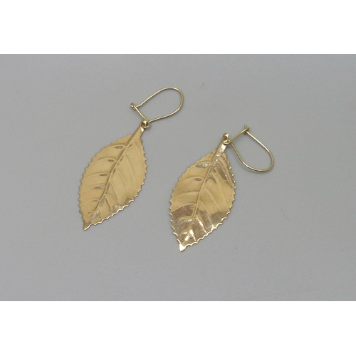 7117 - A pair of yellow metal leaf design earrings, 1.6g, 4.5cm