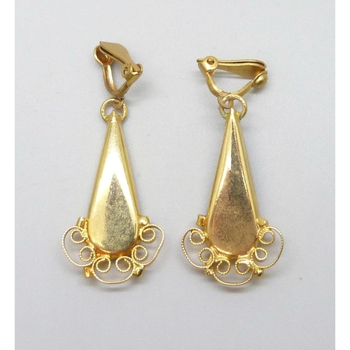 7123 - A micro mosaic bracelet, 20.5cm, and pair of drop earrings