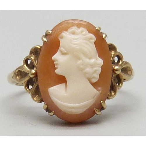 7096 - A 9ct gold cameo ring, 2.8g, M