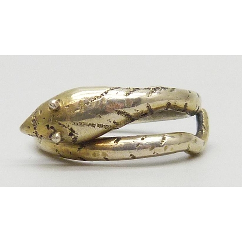 7102 - A silver gilt snake ring, plating worn, N