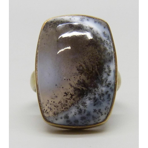 7118 - A silver gilt dendrite opal ring, N, with certificate
