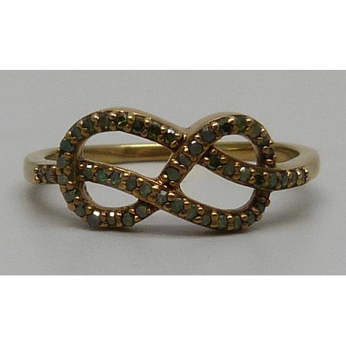 7119 - A silver gilt green diamond knot ring, Q, with certificate