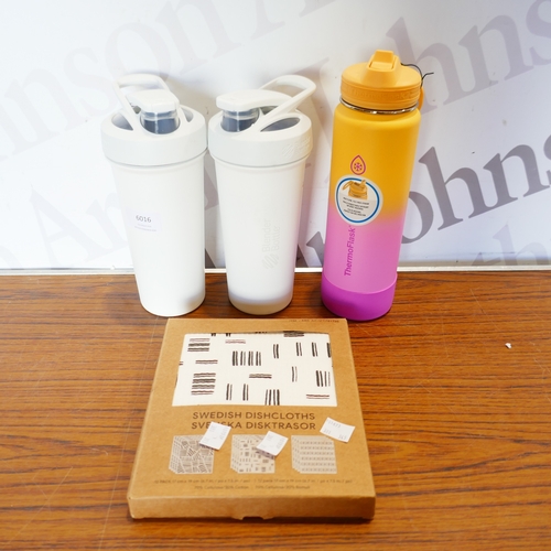 6016 - A pack of Swedish dishcloths and 3 drinking flasks to include Theremoflask and Blender bottles (381-... 