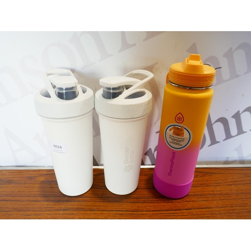 6016 - A pack of Swedish dishcloths and 3 drinking flasks to include Theremoflask and Blender bottles (381-... 