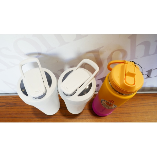 6016 - A pack of Swedish dishcloths and 3 drinking flasks to include Theremoflask and Blender bottles (381-... 