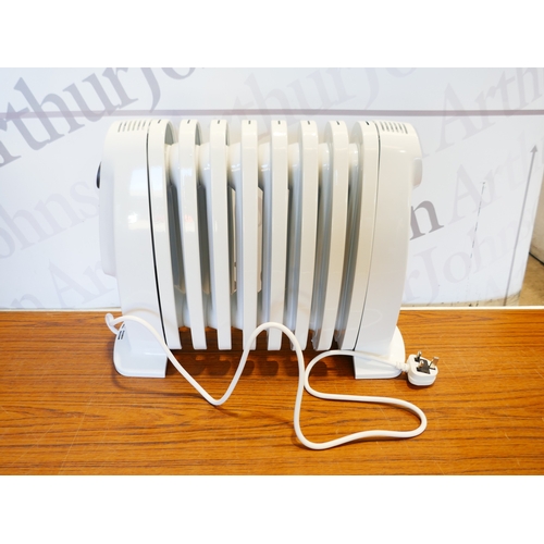 6043 - A Delonghi oil filled small radiator, (381-332) *This lot is subject to VAT