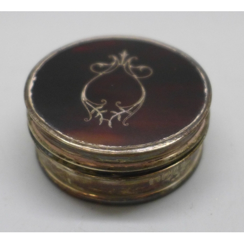A silver and tortoiseshell pill box, 10g, 3.9cm