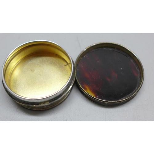 A silver and tortoiseshell pill box, 10g, 3.9cm