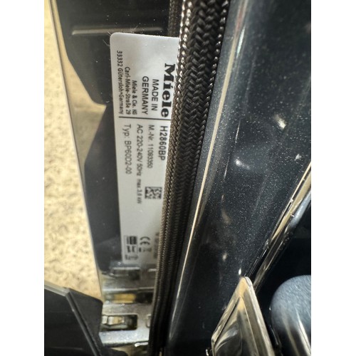 3305 - A Miele single oven (damaged door) (629-195) *This lot is subject to VAT