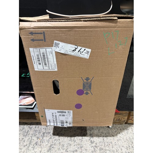 A Hotpoint 90cm angled screen hood, a Faber extractor (629-127,190 ...