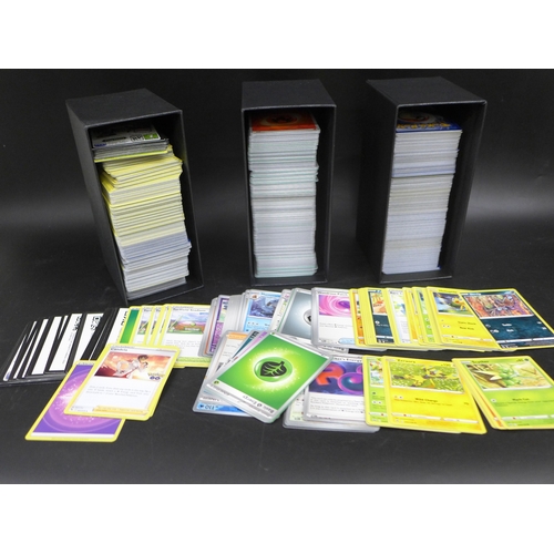 A collection of approximately 1000 Pokémon cards, Commons and Uncommons ...