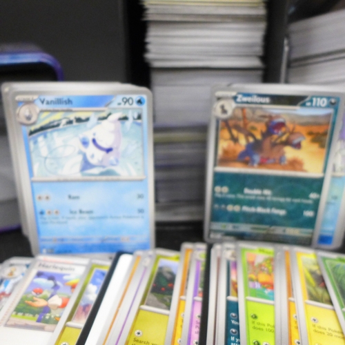 A collection of approximately 1000 Pokémon cards, Commons and Uncommons ...