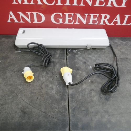 A Defender 2ft 110V string task light