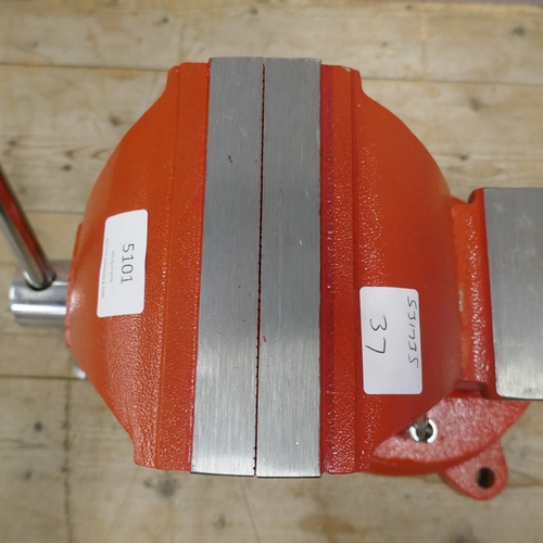 A red metal bench vice *This lot is subject to VAT