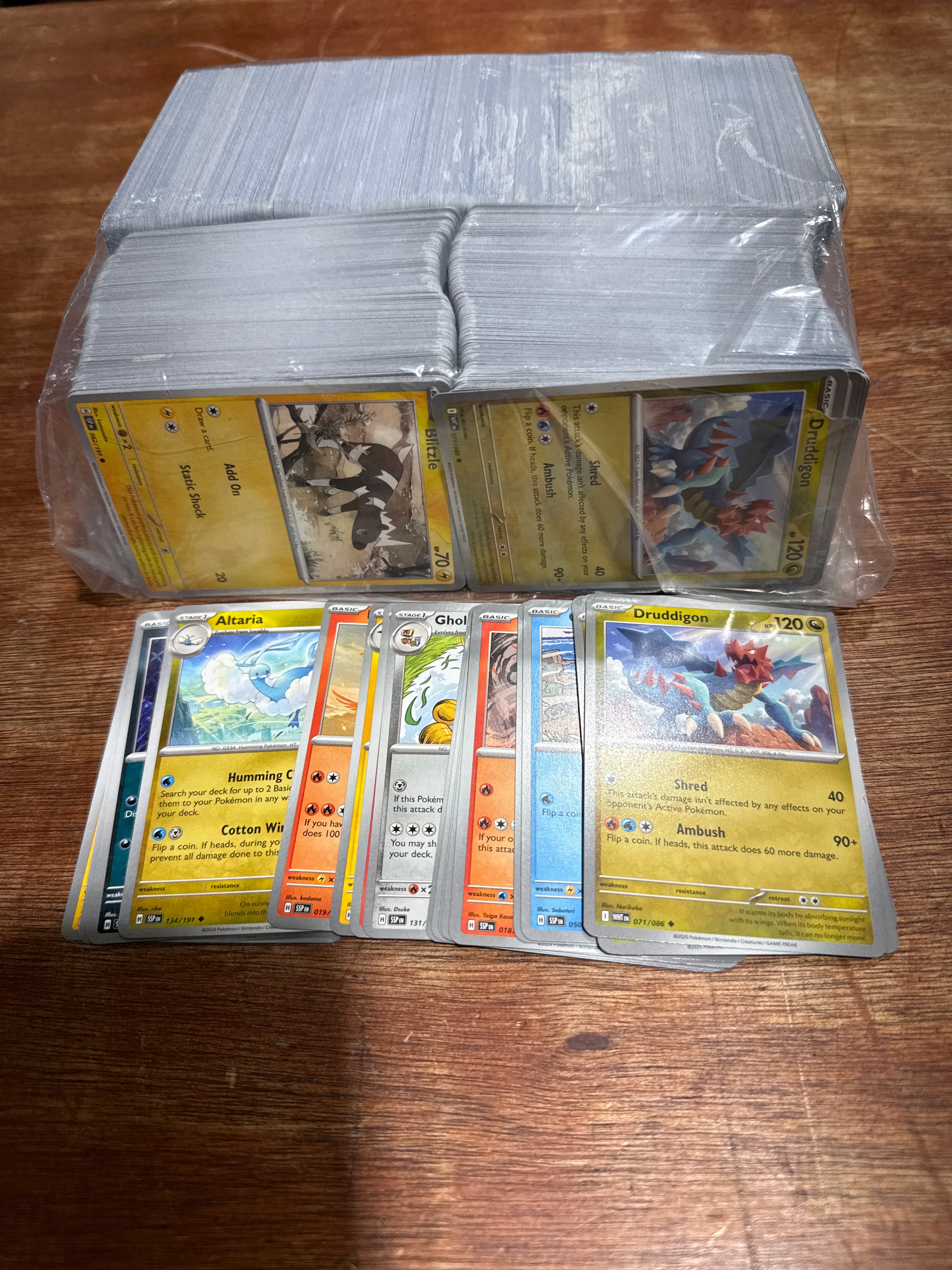 Approximately 1000 ungraded raw Pokemon cards