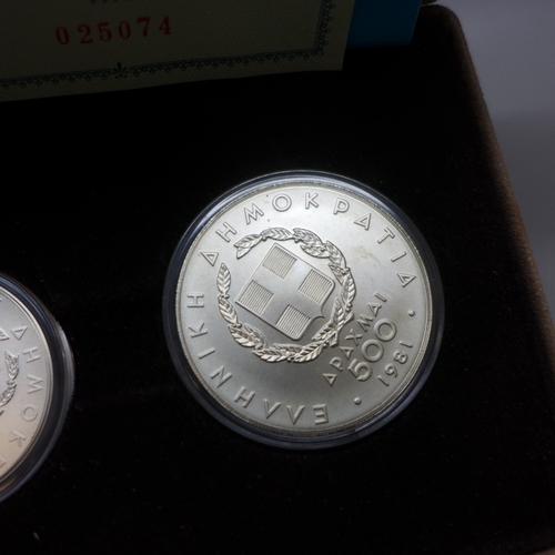 7269 - A set of three Greek .900 silver coins - 5.78g, 14.44g and 28.88g, cased
