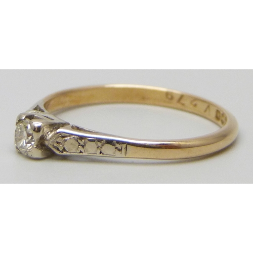 7006 - An 18ct gold diamond solitaire ring, 2.1g, N