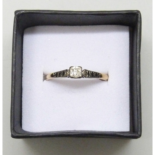 7006 - An 18ct gold diamond solitaire ring, 2.1g, N