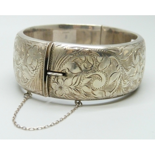 7019 - A silver bangle, Birmingham, 1962, 40g