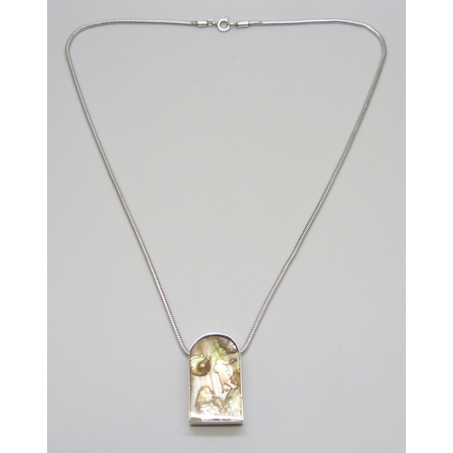 7043 - A silver pendant with underwater style diorama set with shell, on an unmarked chain, hallmarked, 20g... 