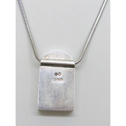 7043 - A silver pendant with underwater style diorama set with shell, on an unmarked chain, hallmarked, 20g... 