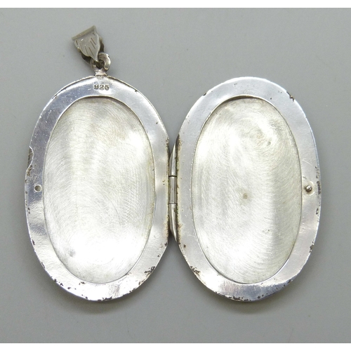7059 - A large silver locket, 16.5g, 6.1cm including bail