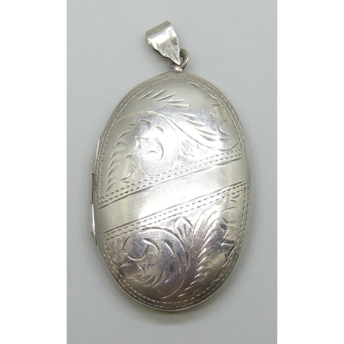 7059 - A large silver locket, 16.5g, 6.1cm including bail