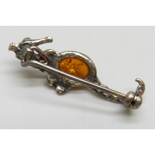 7063 - A silver and amber brooch in the form of a seahorse, 2.8cm