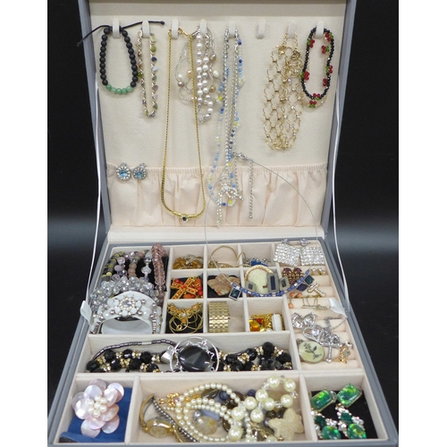 2094 - A jewellery box containing costume jewellery