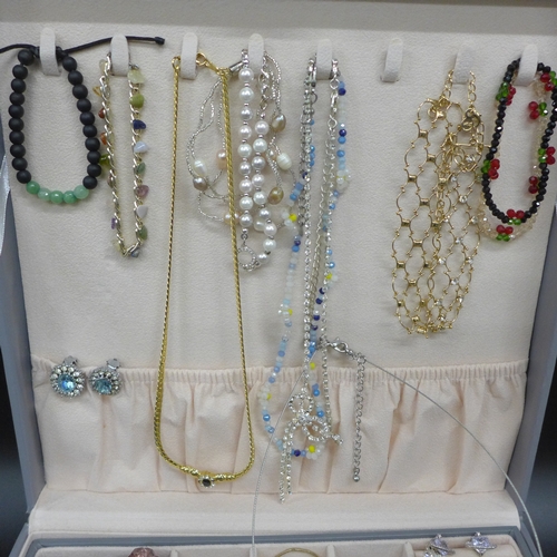 2094 - A jewellery box containing costume jewellery