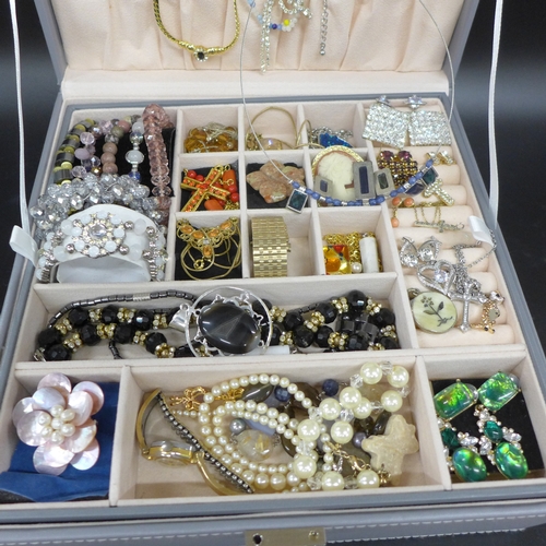 2094 - A jewellery box containing costume jewellery