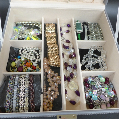 2094 - A jewellery box containing costume jewellery
