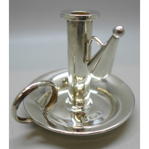 7349 - A small Edwardian silver candlestick holder and snuffer, creased, Birmingham, 1907, 25g, 6.9cm base