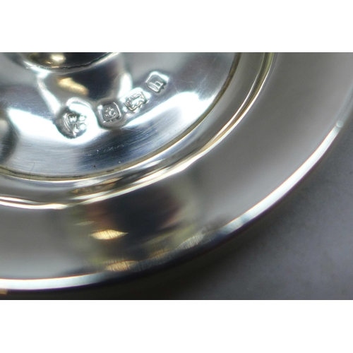 7349 - A small Edwardian silver candlestick holder and snuffer, creased, Birmingham, 1907, 25g, 6.9cm base