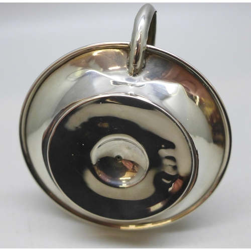 7349 - A small Edwardian silver candlestick holder and snuffer, creased, Birmingham, 1907, 25g, 6.9cm base