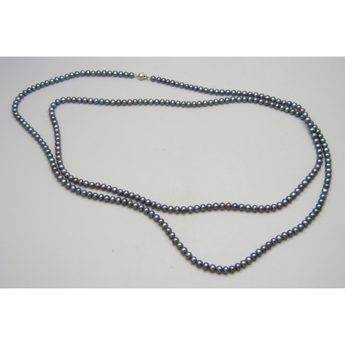 7066 - An extra long opera length pearl necklace, 67g, 140.5cm