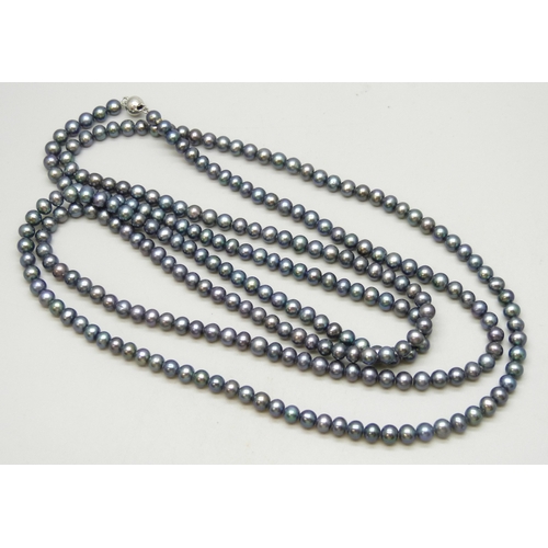 7066 - An extra long opera length pearl necklace, 67g, 140.5cm