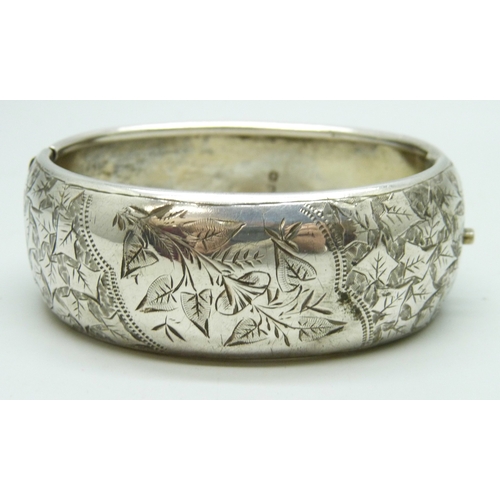 7070 - A Victorian silver bangle, Birmingham, 1884, 32g, 6 x 4.7cm