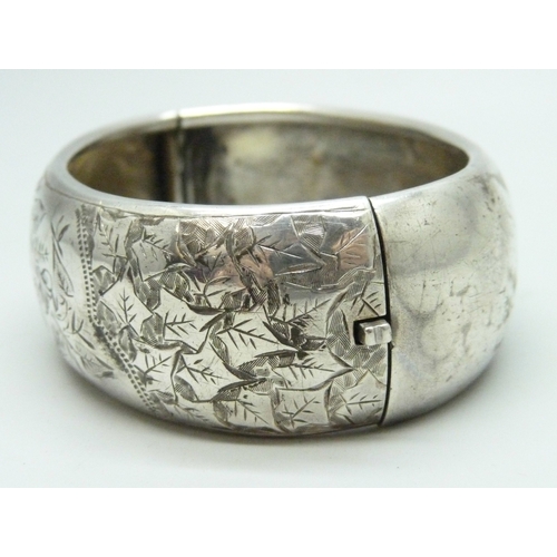 7070 - A Victorian silver bangle, Birmingham, 1884, 32g, 6 x 4.7cm