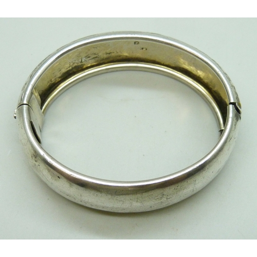7070 - A Victorian silver bangle, Birmingham, 1884, 32g, 6 x 4.7cm