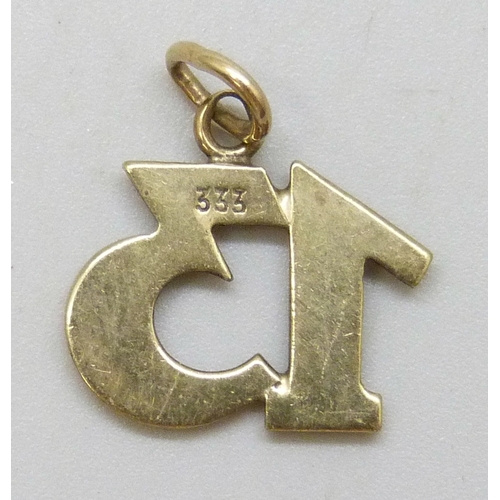 7071 - A yellow metal '13' charm, marked 333, 1.7g, 1.9cm including bail