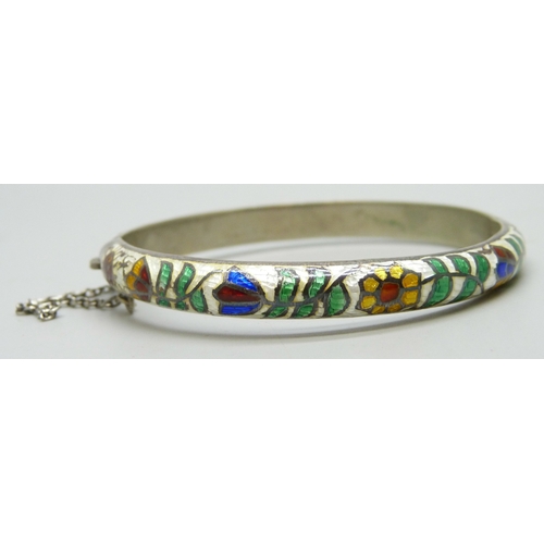 7074 - A silver and enamel bangle, 14g, 6cm