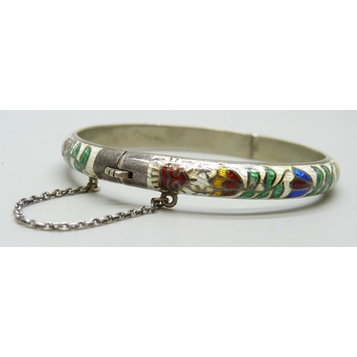 7074 - A silver and enamel bangle, 14g, 6cm