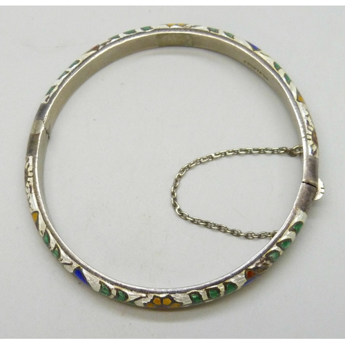 7074 - A silver and enamel bangle, 14g, 6cm