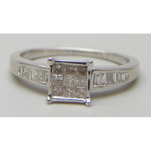 7075 - A 9ct white gold diamond cluster ring, 2g, L/M