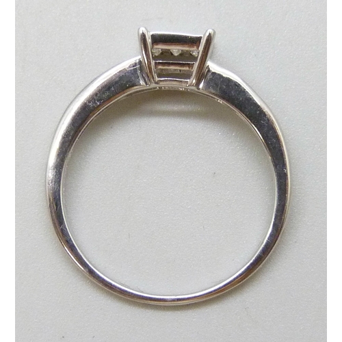 7075 - A 9ct white gold diamond cluster ring, 2g, L/M