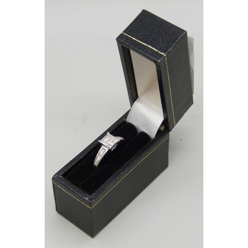 7075 - A 9ct white gold diamond cluster ring, 2g, L/M